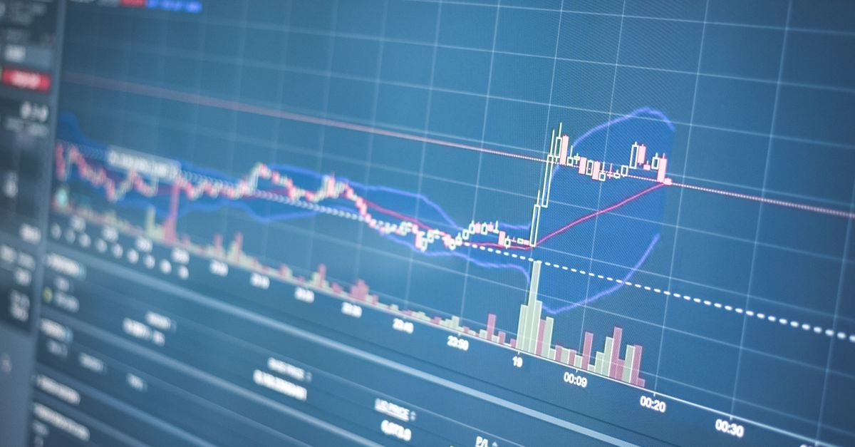 Pantallas con gráficos financieros y datos de mercado en una sala de operaciones